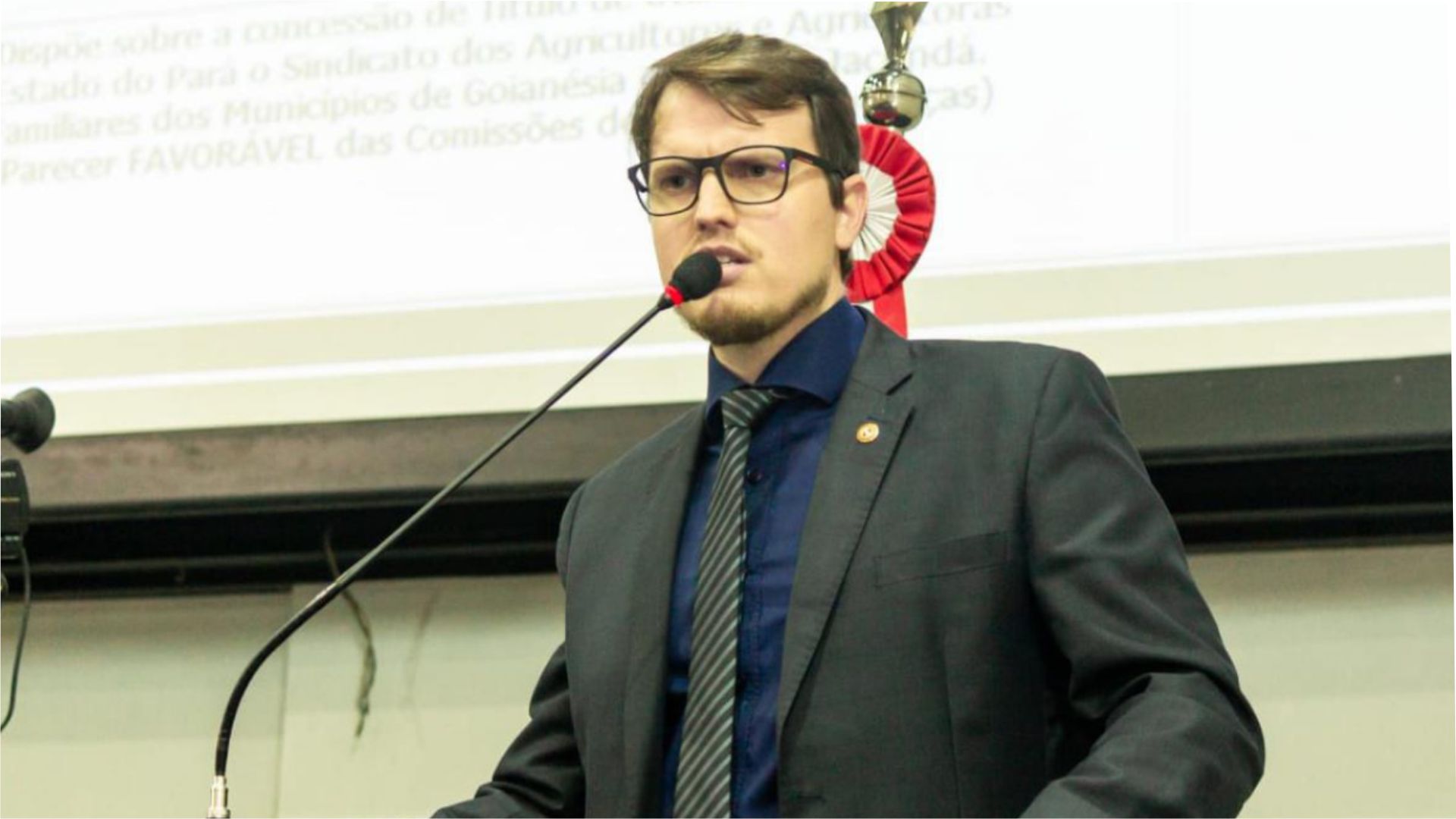 Dirceu Ten Caten discursando em plenário