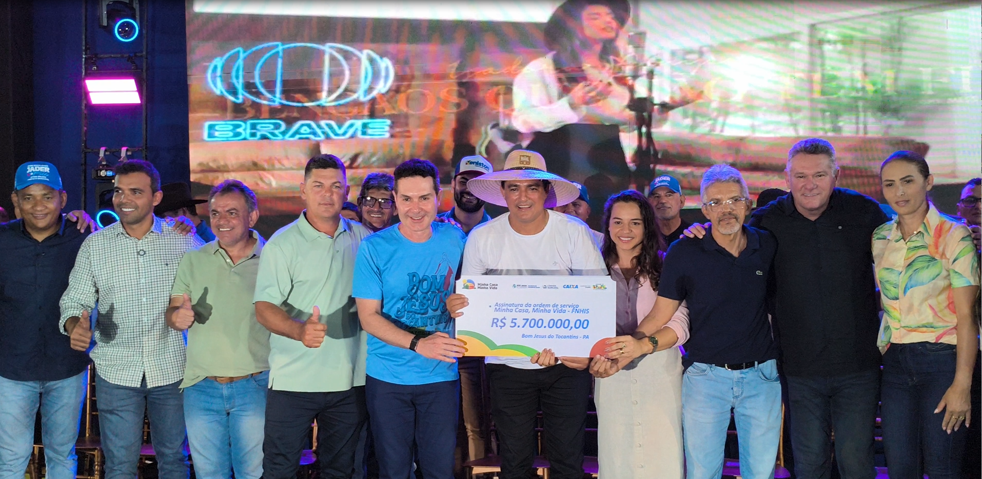 Ministro Jader Filho participa da assinatura da ordem de serviço do programa habitacional em Bom Jesus do Tocantins, ao lado do prefeito Jeilson Reis e lideranças locais.