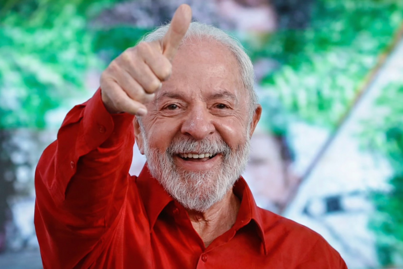 Presidente Lula durante evento com gesto positivo em meio a debate sobre decisão do TSE envolvendo ação do PL sobre homenagem na Sapucaí