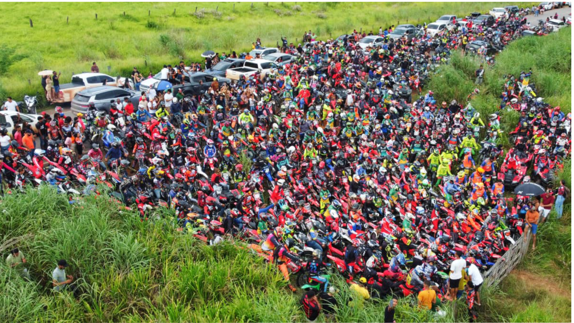 Vista aérea da 16ª Trilha Coração Valente com centenas de trilheiros reunidos em Abel Figueiredo em 2026