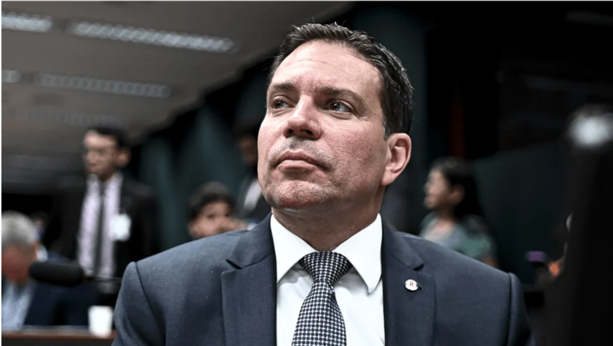 Alexandre Ramagem durante discurso na Câmara dos Deputados