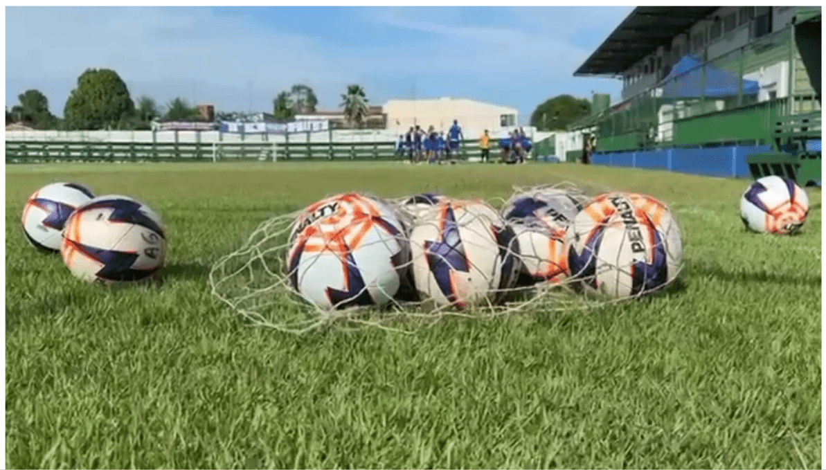 Bolas de futebol em rede sobre gramado durante treino do Águia de Marabá antes de jogo da Copa Norte