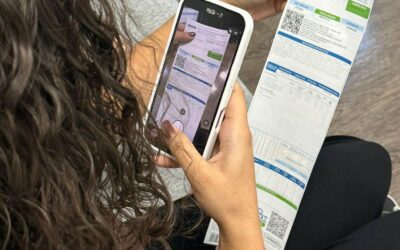 Consumidor consultando conta de energia no celular após atualização da Tarifa Social no Maranhão