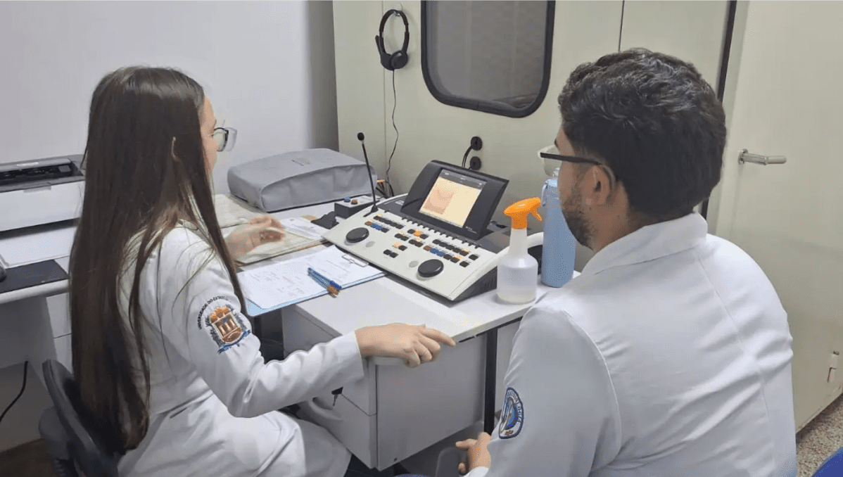 Jovens utilizando fones de ouvido, destacando riscos à saúde auditiva