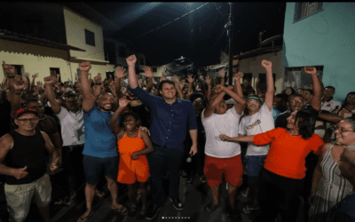 Orleans Brandão em meio à população durante agenda no Maranhão