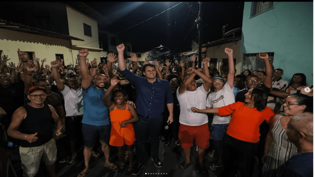 Orleans Brandão em meio à população durante agenda no Maranhão