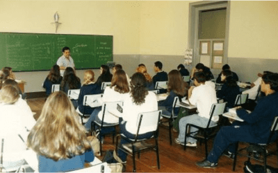 Professor em sala de aula durante ensino na rede pública após decisão do STF sobre piso salarial para professores contratados