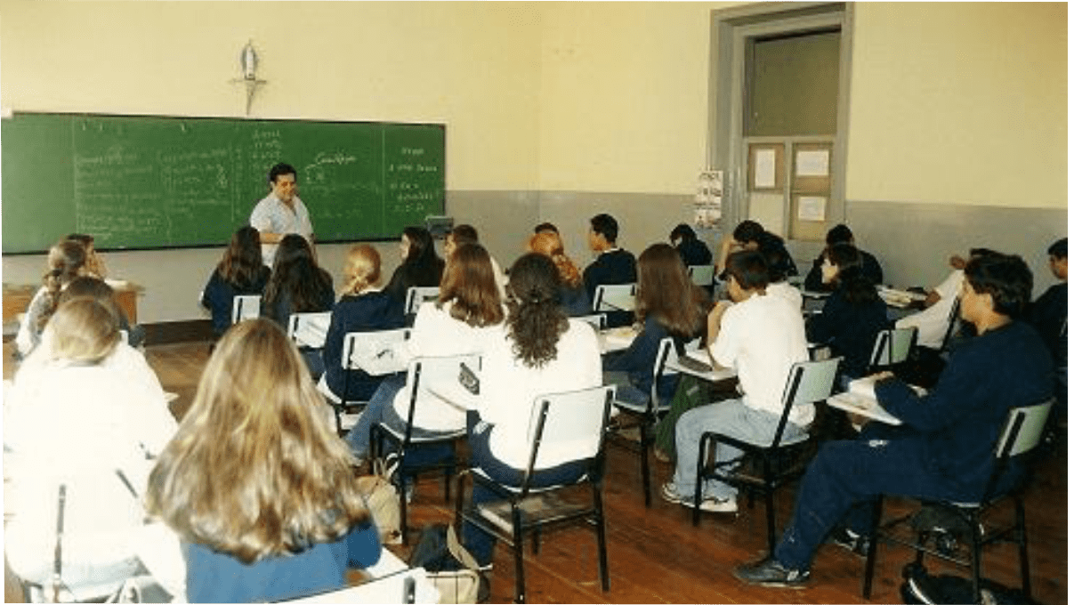Professor em sala de aula durante ensino na rede pública após decisão do STF sobre piso salarial para professores contratados