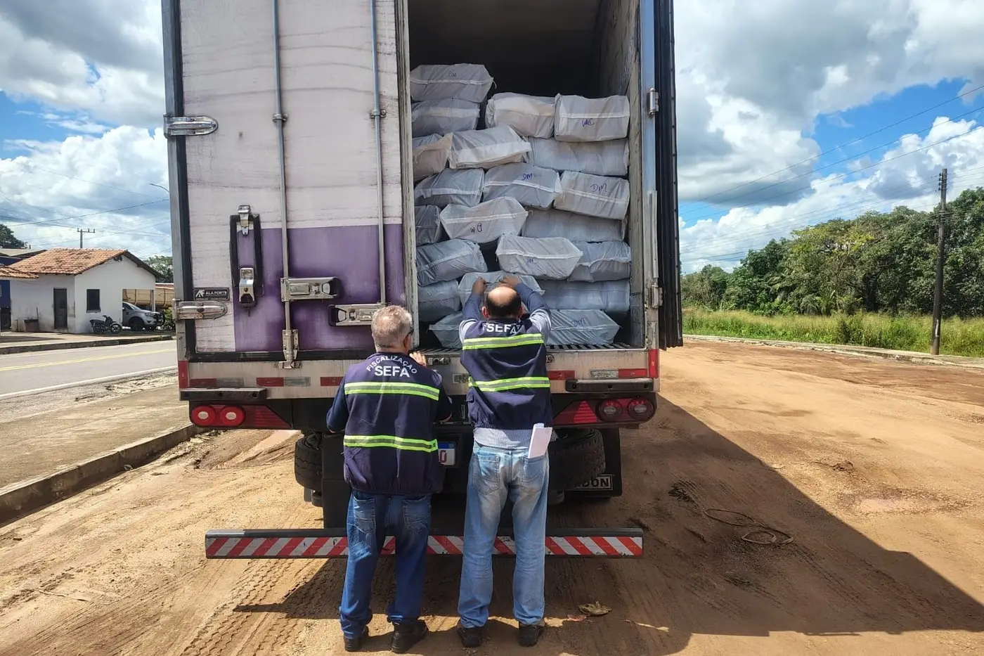 Fiscais da Sefa apreendem carga de 30 toneladas de polpa de açaí em Cachoeira do Piriá