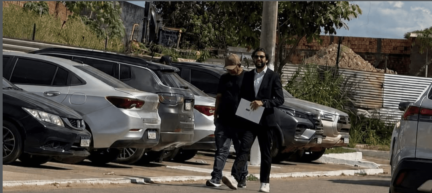 Marquinho do Atende acompanhado de advogado durante apresentação à Polícia Civil após divulgação de nota da defesa.
