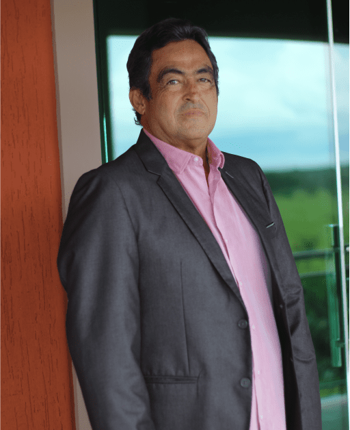 Prefeito Jorge Vieira durante premiação do Selo Ouro da Educação em Vila Nova dos Martírios