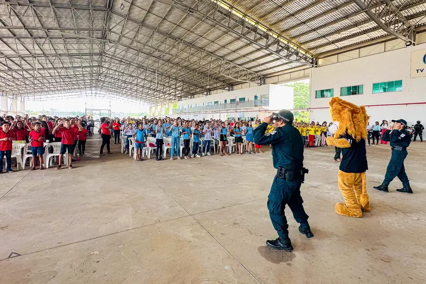 Policiais militares desenvolvem atividades educativas com estudantes em escola do Pará por meio de programas de prevenção à violência e às drogas.