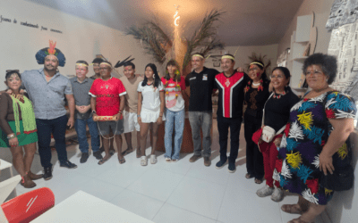 Vereador Rosi Pioneiro participa da inauguração da biblioteca da Aldeia Kupẽkatêjê Kikatejê ao lado do secretário de Educação do Pará, Ricardo Sefer, lideranças indígenas e membros da comunidade.