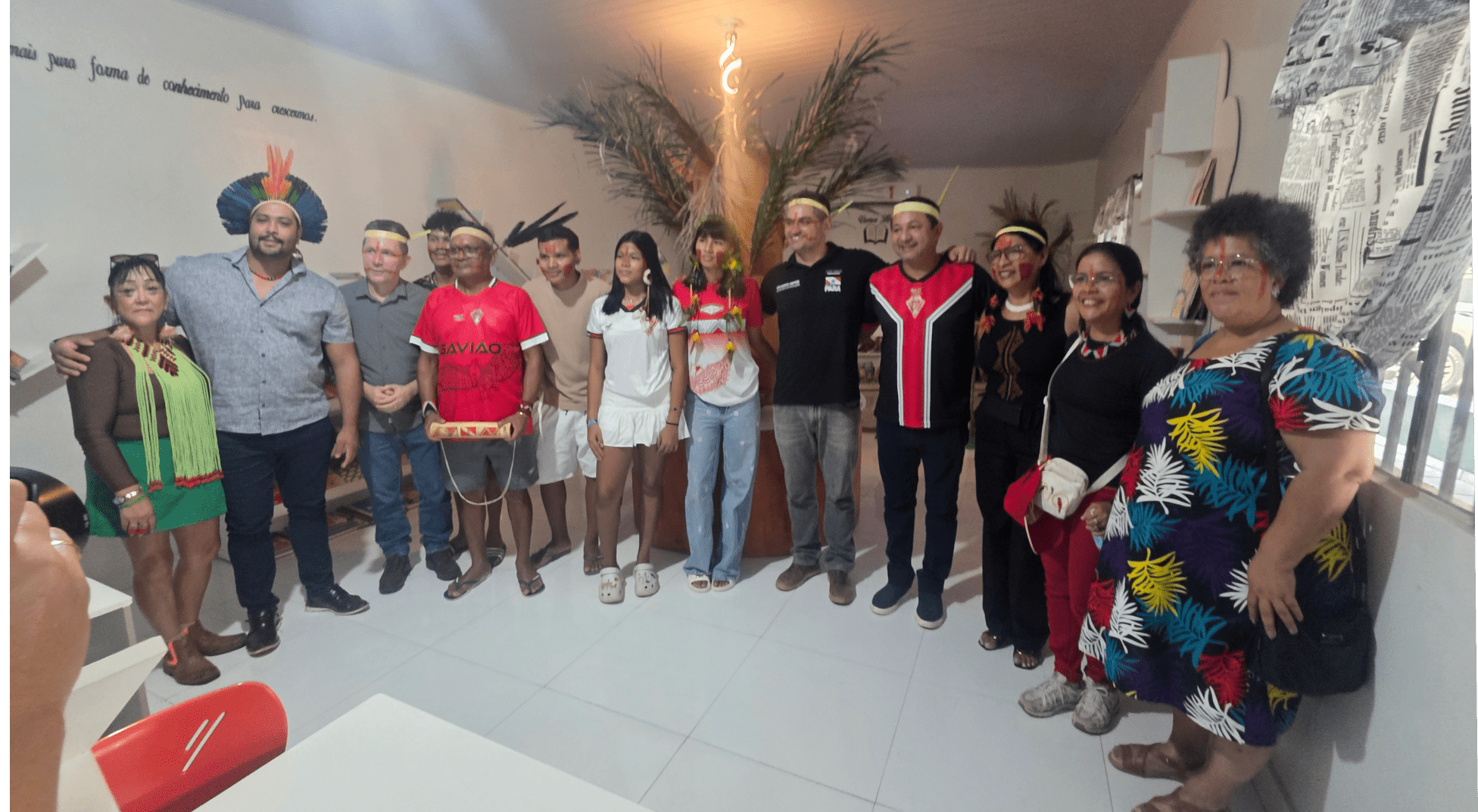 Vereador Rosi Pioneiro participa da inauguração da biblioteca da Aldeia Kupẽkatêjê Kikatejê ao lado do secretário de Educação do Pará, Ricardo Sefer, lideranças indígenas e membros da comunidade.