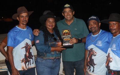 Participantes da Cavalgada dos Amigos prestam homenagem a Paim, Pirel, Celino e Rodrigo durante evento realizado em Vila Nova dos Martírios.