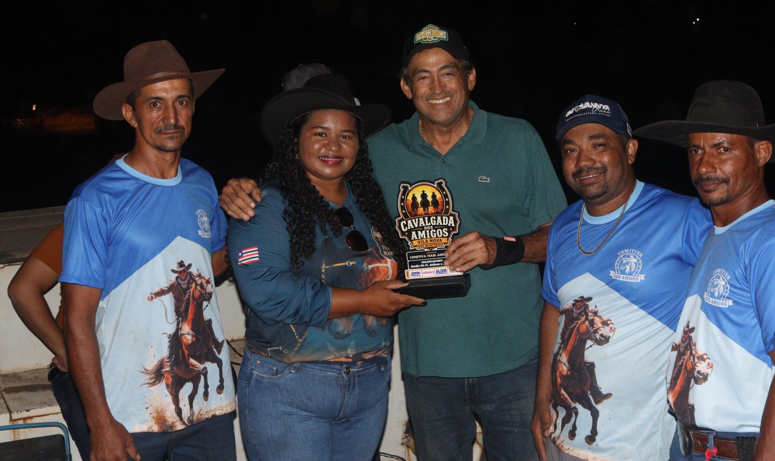 Participantes da Cavalgada dos Amigos prestam homenagem a Paim, Pirel, Celino e Rodrigo durante evento realizado em Vila Nova dos Martírios.