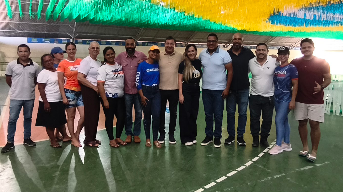 Deputada Andreia Siqueira visita local que recebe ornamentação para festividades juninas em Bom Jesus do Tocantins.