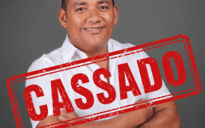 Imagem do prefeito de Nova Ipixuna com carimbo vermelho escrito 'CASSADO' após decisão da Justiça Eleitoral.