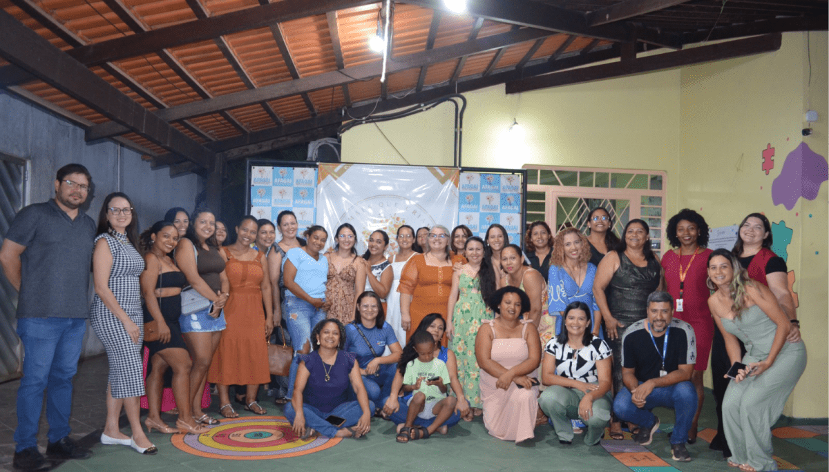 Mães participam do lançamento do projeto Mães que Criam durante evento realizado em Imperatriz, no Maranhão.