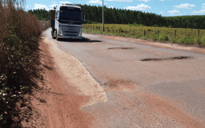 Capa da reportagem mostra caminhões, carro e motociclista na Rodovia Carne de Sol, com o alerta “Abandono ameaça vidas”.