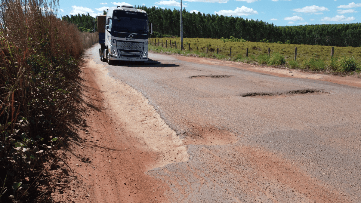 Capa da reportagem mostra caminhões, carro e motociclista na Rodovia Carne de Sol, com o alerta “Abandono ameaça vidas”.