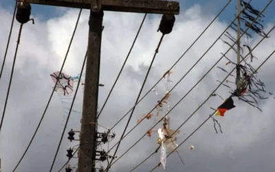 Pipa próxima à rede elétrica representa risco de acidentes e interrupções de energia no Maranhão.