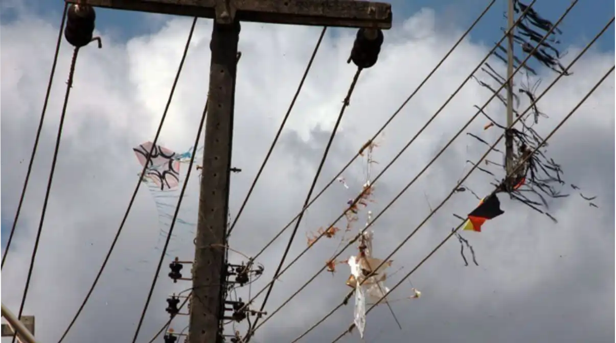 Pipa próxima à rede elétrica representa risco de acidentes e interrupções de energia no Maranhão.