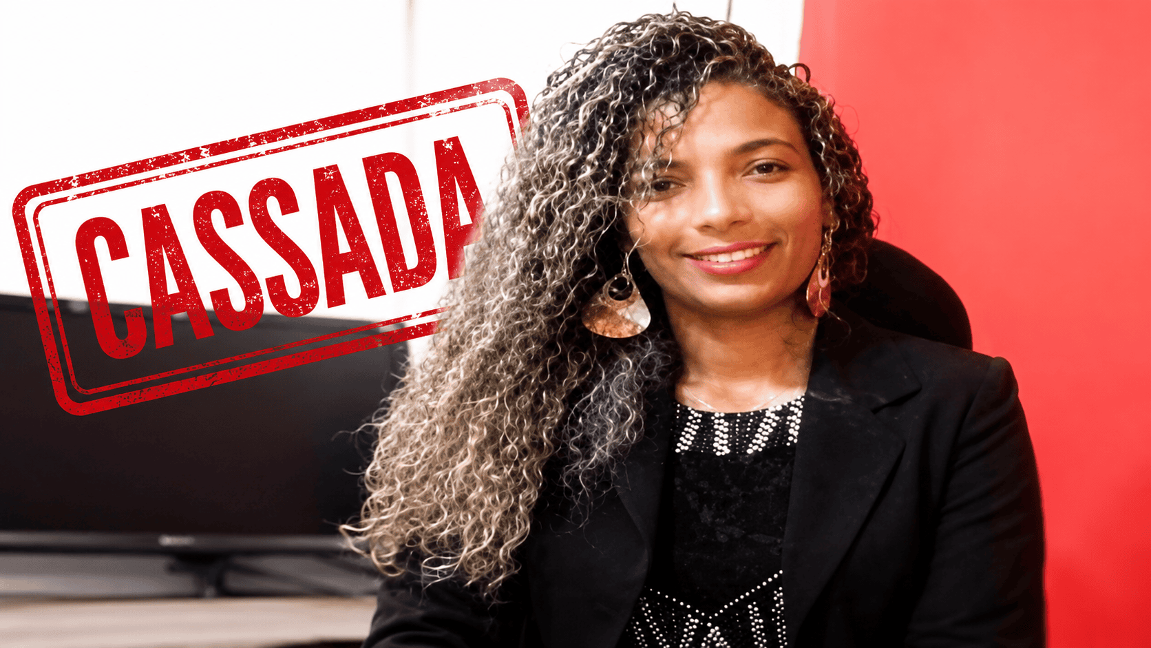 Maria Patrícia de Carvalho em imagem ilustrativa com carimbo "Cassada", após decisão do TRE-MA que manteve a cassação de seu diploma.