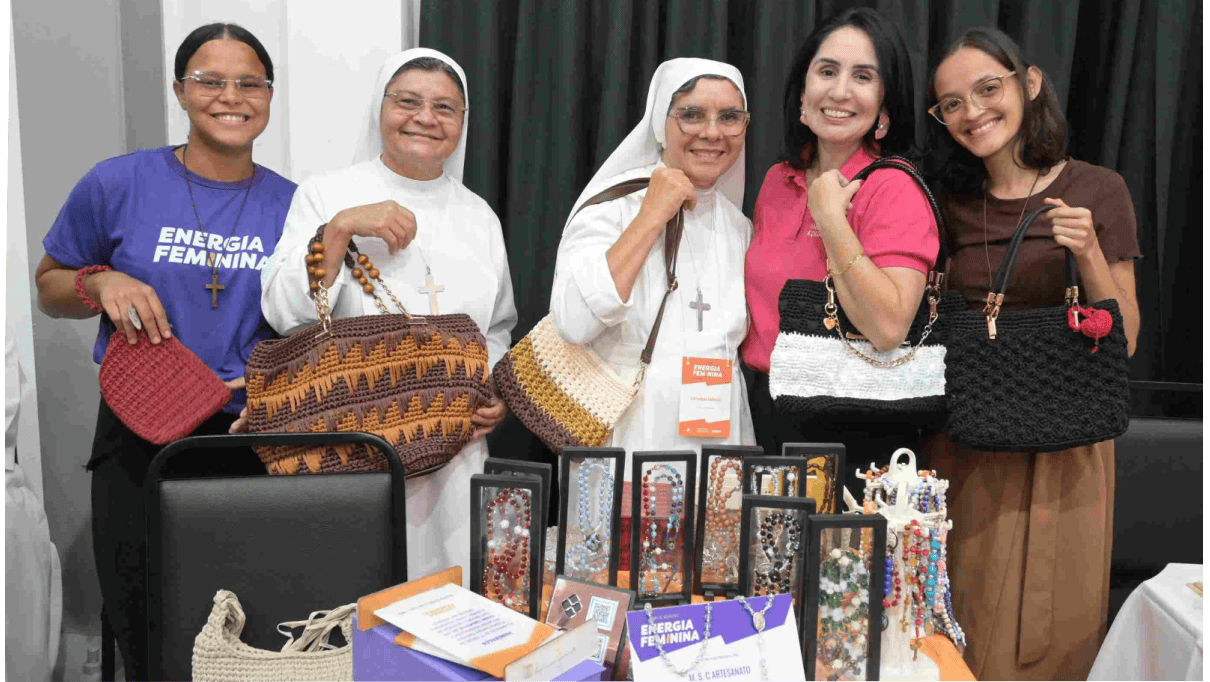 Empreendedoras apresentam produtos durante a Feira Energia Feminina, em São Luís.